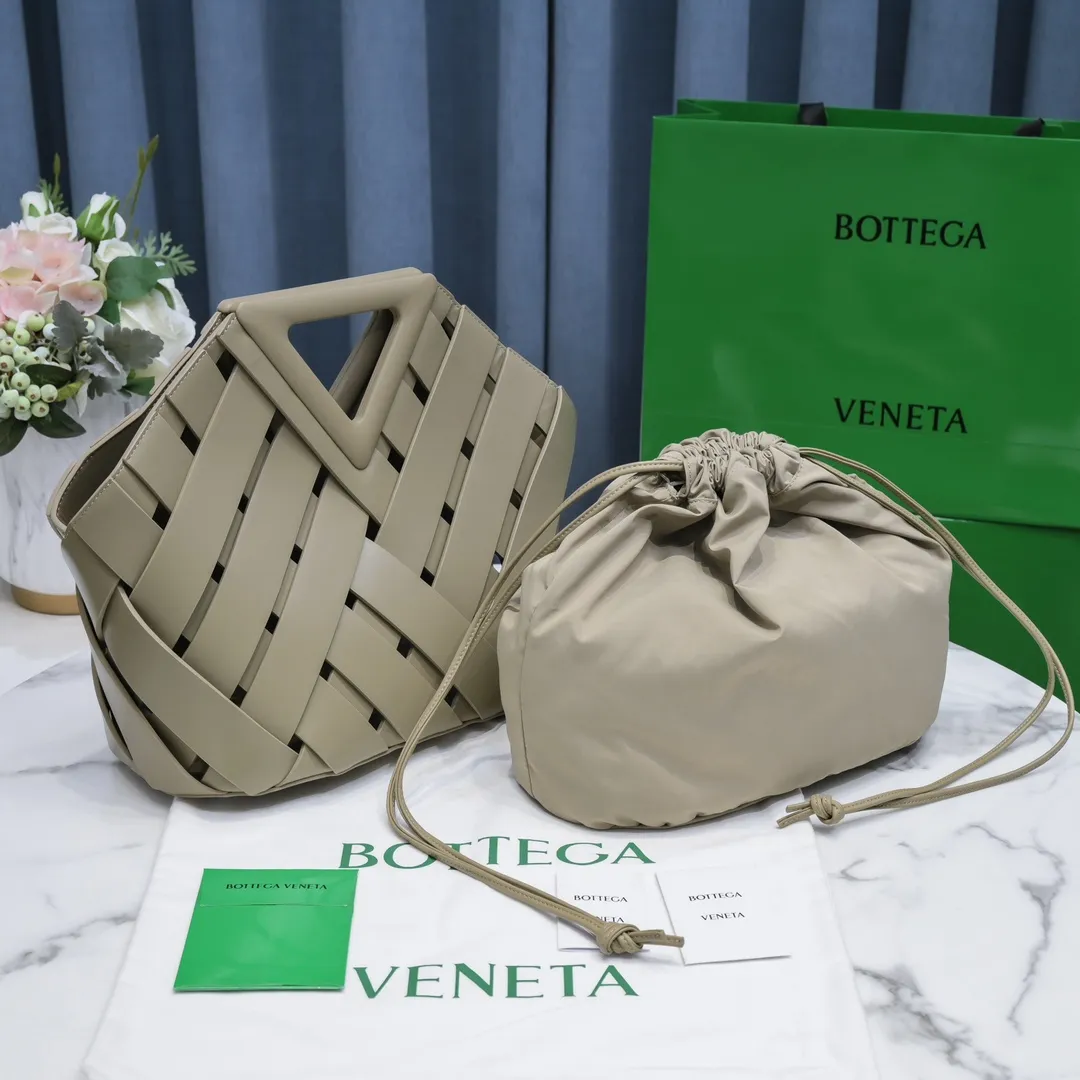 #B家 🔥4042 new autumn and winter styles are here! This is a creative handbag that looks super high-end. French calfskin scissor handbag. The inner bag can be actively used separately. Paper nylon drawstring bag. Magnetic handle opening and closing makes the whole bag calm and practical. Innovative concepts and classics coexist, making you feel the modern realm of art and elegance. Size 31x30.5x17.5, model: 6610#